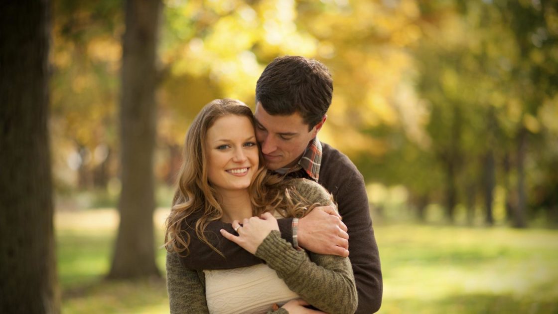 autumn_couple_cuddle