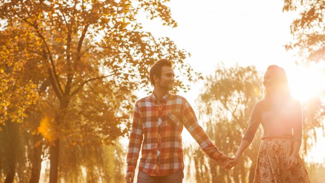 autumn_couple_holding-hands